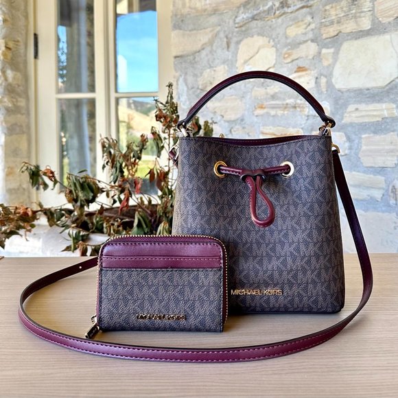 Michael Kors Outlet Suri Small Bucket Drawstring Bag / MD Zip Card Case Merlot - Picture 1 of 14